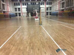 學(xué)校松木舞臺體育場館地板施工隊(duì)